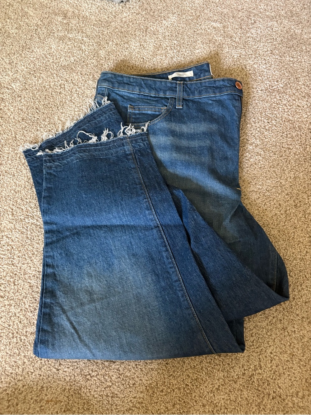 Universal Thread Dark Blue Straight-Leg Jeans with Frayed Hem